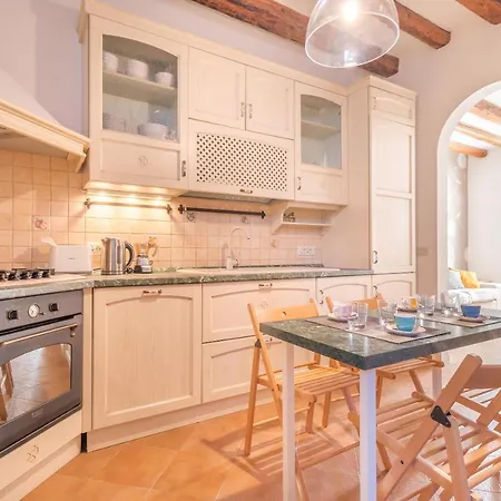 Casa Masa Close To @s.lucia Train Station *