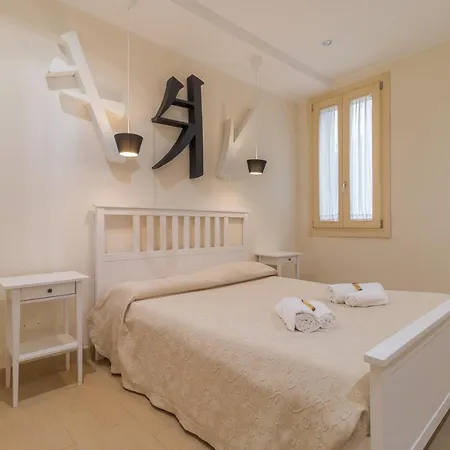 Casa Masa Close To @s.lucia Train Station Apartament